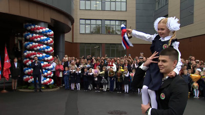 Новый учебный год в Петербурге стартовал с открытия десятков школ и детсадов