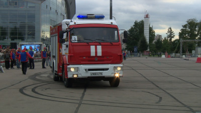 В Петербурге стартовал финал конкурса по скоростному маневрированию на пожарных машинах
