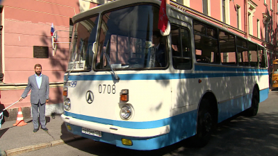 В Петербурге прошла акция «Ленинградский рейс» с ретро-автобусами