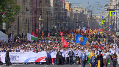 Десятки тысяч верующих из Петербурга и других городов приняли участие в крестном ходе в честь святого Александра Невского