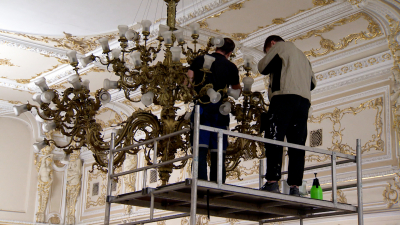 В Филармонии имени Шостаковича впервые показали, как моют люстры Малого зала