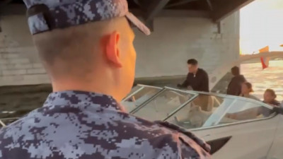 Росгвардейцы помогли пассажирам застрявшего на Большой Невке катера