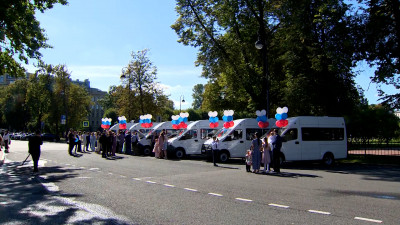 Александр Беглов вручил шести многодетным семьям ключи от микроавтобусов