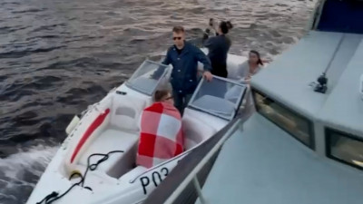В Петербурге росгвардейцы помогли четверым в катере, не считая собачки