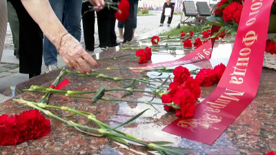 Жители блокадного Ленинграда возложили цветы к мемориалу на Поклонной горе в Москве