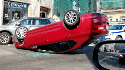 В Петроградском районе иномарка перевернулась на крышу