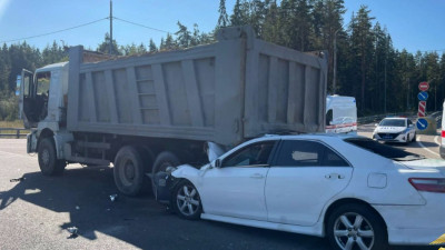 В Курортном районе иномарка врезалась в грузовик: погибли три человека