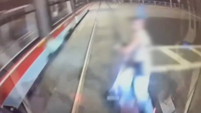 Появилось видео ДТП с трамваем и самокатчиком на улице Доблести