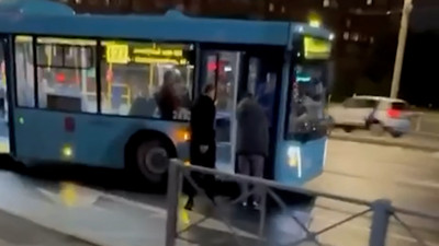Двое пьяных пассажиров разбили лобовое стекло автобуса на Комендантском проспекте