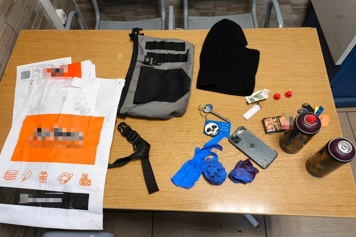 В Петербурге задержали мужчину, который портил стены домов рекламой наркошопов - tvspb.ru