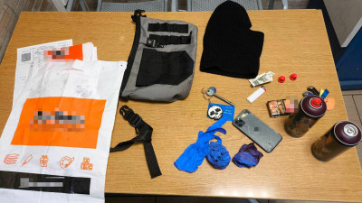 В Петербурге задержали мужчину, который портил стены домов рекламой наркошопов