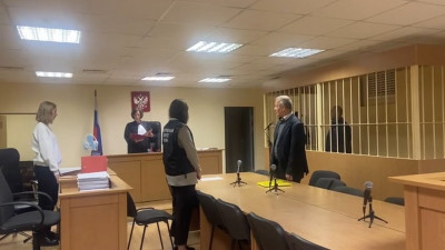 Суд арестовал петербуржца, который зарезал знакомого, застав с ним свою жену