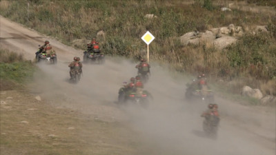 Квадроциклы,  минометные батареи и дроны: как проходят учения «Запад — 2025» для штурмовиков ЛенВО