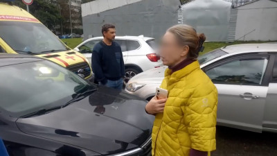 Иномарка заблокировала проезд реанимобилю в Калининском районе