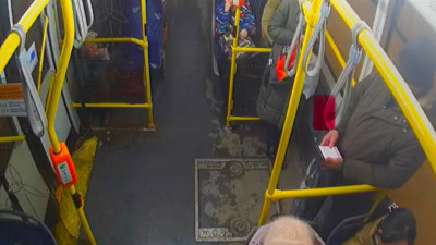 Петербуржец предстанет перед судом за удар по лицу подростка в троллейбусе