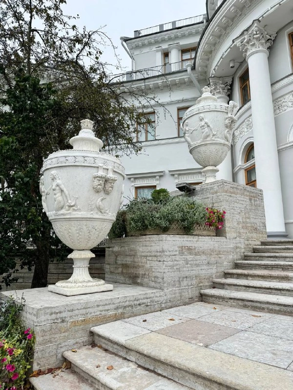 В ЦПКиО им. Кирова завершили подготовку ваз к зиме на Восточной лестнице Елагиноостровского дворца - tvspb.ru