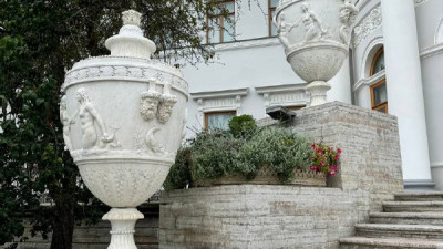 В ЦПКиО им. Кирова завершили подготовку ваз к зиме на Восточной лестнице Елагиноостровского дворца