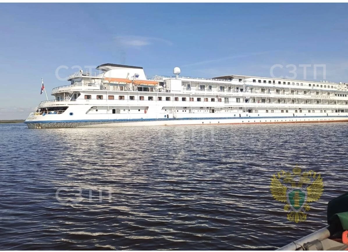 Теплоход, шедший из Санкт-Петербурга в Москву отклонился от курса и сел на мель - tvspb.ru