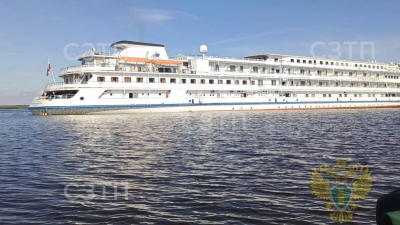 Теплоход, шедший из Санкт-Петербурга в Москву отклонился от курса и сел на мель