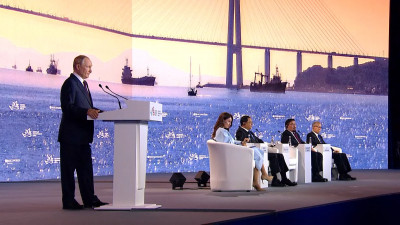 Владимир Путин подчеркнул важность развития Трансарктического транспортного коридора