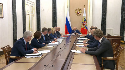 Путин обсудил с правительством проект федерального бюджета