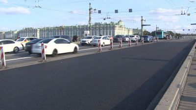 На Дворцовом мосту завершается первый этап укладки асфальта