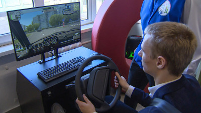 В школе №249 Кировского района открылось учебное пространство с автосимуляторами и VR для изучения ПДД