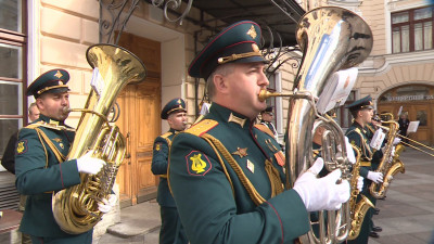 Выстрел из пушки и концерт во дворе Капеллы: Как Петербург празднует День всемирного туризма