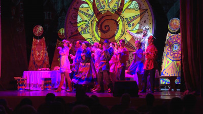 В Петербурге состоялась премьера семейного мюзикла «Шиворот-Навыворот» в театре «Синяя Птица»