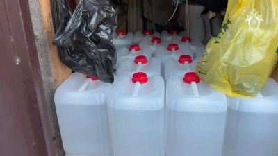 12 подозреваемых и литры изъятого: что известно об источнике распространения суррогатного алкоголя в Ленобласти