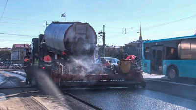 Новый асфальтобетон на Дворцовом: когда планируют завершить ремонт исторической переправы