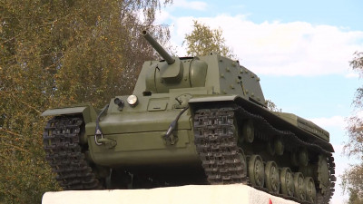 На месте подвига Зиновия Колобанова под Гатчиной установили боевой танк КВ-2