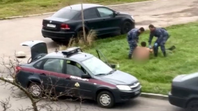 На улице Генерала Симоняка задержали высокого худощавого нудиста