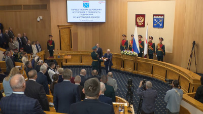 Александр Беглов поздравил Александра Дрозденко с официальным вступлением в должность губернатора Ленинградской области