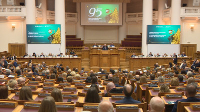 Сотрудникам СПбГЭУ вручили награды к 95-летию вуза