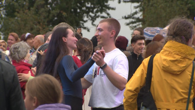 В пространстве «Севкабель Порт» прошел танцевальный вечер под открытым небом