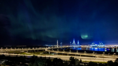 Вспышки — на Солнце, сияние — на Земле: как редкое природное явление раскрасило небо над Петербургом в ночь на 30 сентября