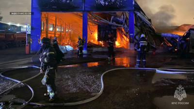 30 пожарных тушили автосервис в Шушарах