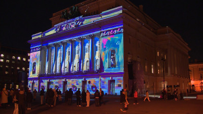 Световое шоу «Цифрового дождя» украсило Александринский театр