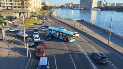 ДТП с автобусом затруднило проезд по Октябрьской набережной у Володарского моста