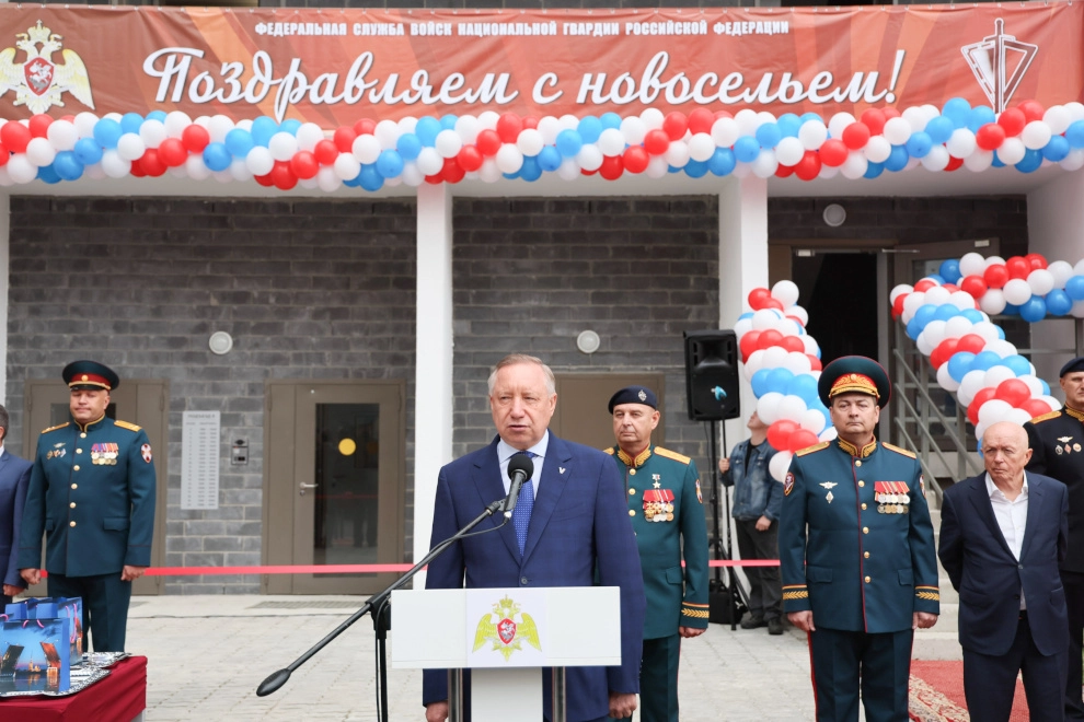 Александр Беглов: Военнослужащие Росгвардии, принимавшие участие в СВО, получили ключи от квартир в новом доме - tvspb.ru