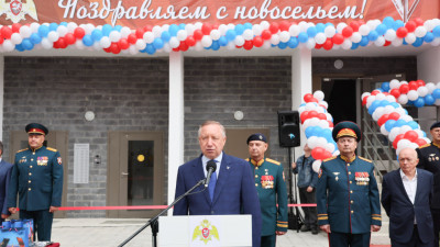 Александр Беглов: Военнослужащие Росгвардии, принимавшие участие в СВО, получили ключи от квартир в новом доме