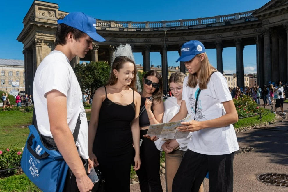 Александр Беглов: Сотрудники службы «Турпомощь/AskmeSPb» установили новый рекорд — помогли 117 тысячам туристов за сезон - tvspb.ru
