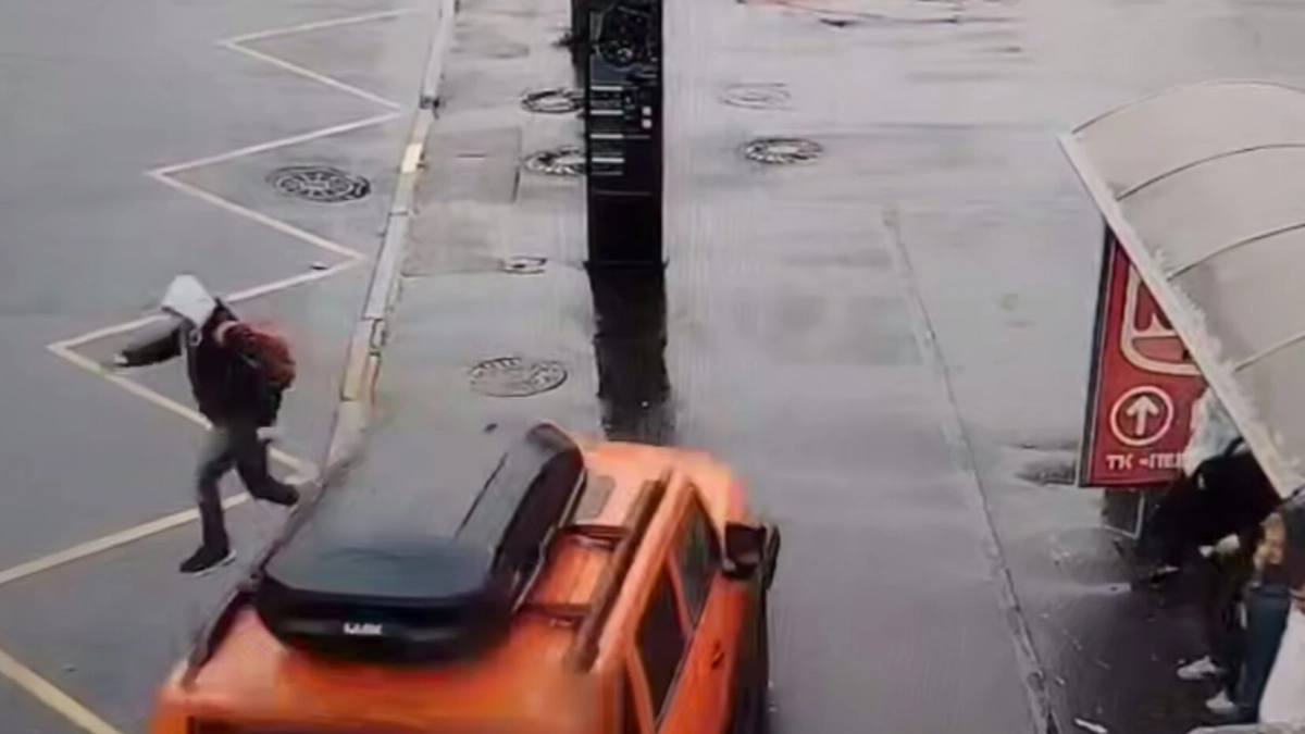 В результате ДТП на углу Яхтенной и Савушкина пострадали два пешехода - tvspb.ru