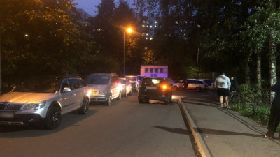 Подросток угодил в больницу, попав под машину во дворе на Кораблестроителей