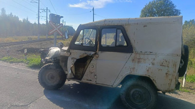 Поезд Кузнечное – Петербург сбил автомобиль на ж/д переезде в Ленобласти