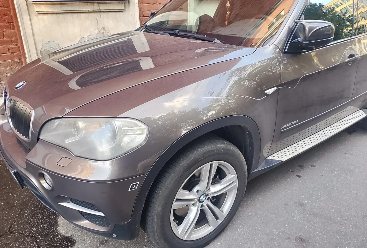 «Процесс», вышедший из под контроля: в Петербурге мужчина повредил чужой автомобиль из-за разногласий в суде - tvspb.ru