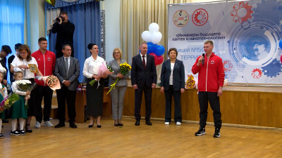 С днем знаний учащихся лицея №150 Калининского района поздравили игроки петербургского клуба «Звезда»