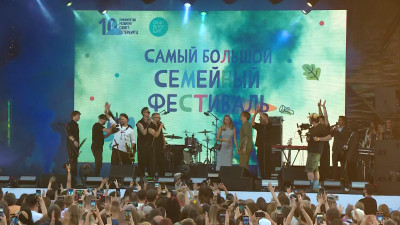 На Самом Большом семейном фестивале лидер группы Uma2rman помог молодой паре зрителей определить пол их будущего ребенка