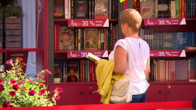 В этом сезоне «Книжные аллеи» на Малой Конюшенной завершают работу: представлены более 10 тысяч книг